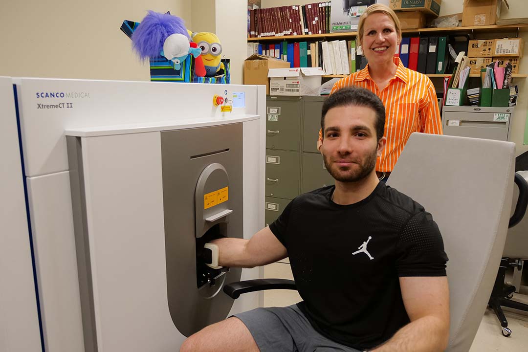  Dr. Saija Kontulainen and her graduate student Ali Rezaei demonstrate how the team uses the scanner to analyze at the bones of participants. (Photo: Erin Matthews/USask) 