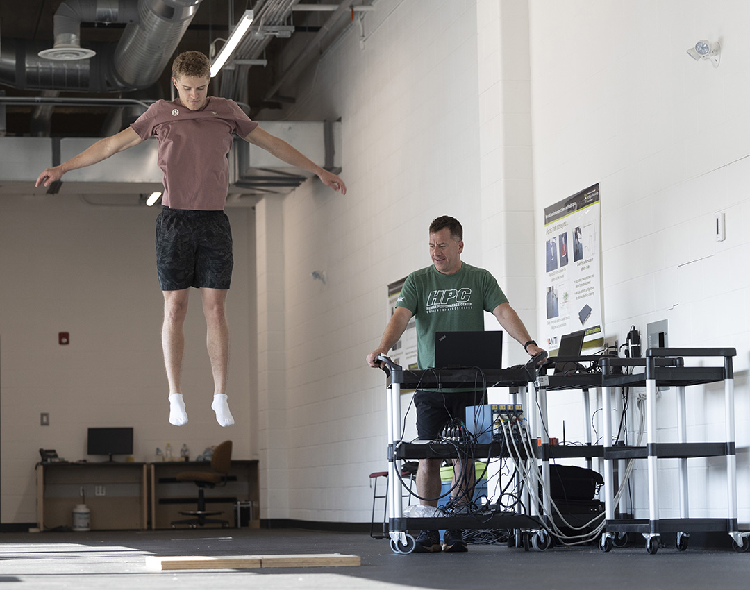  Rylan Wiens training with USask Rec’s Jason Weber in the workout facility at Merlis Belsher Place. (Photo: David Stobbe) 